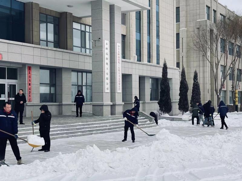 不畏嚴(yán)寒，除雪保安全出行